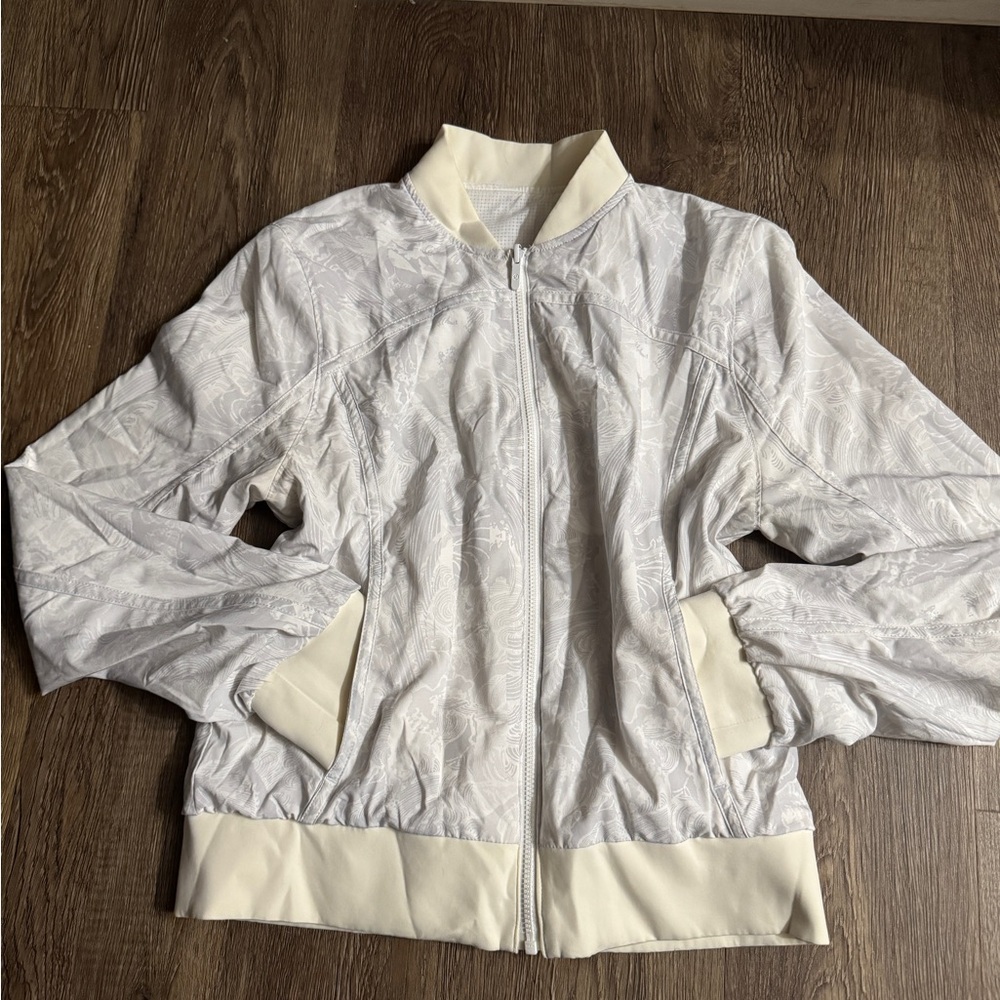 Lululemon: Women's Reversible Insulated
Windbreaker Jacket - Picture 11 of 16